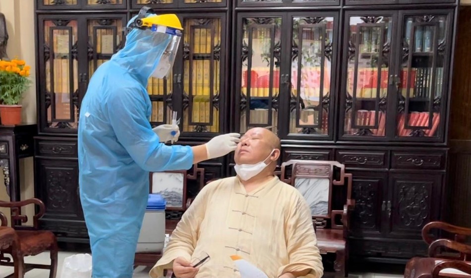 Nhân viên y tế Trung tâm Y tế quận Tân Bình lấy mẫu xét nghiệm Nhân viên y tế Trung tâm Y tế quận Tân Bình lấy mẫu xét nghiệm