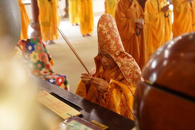 Hòa thượng Thích Đức Thanh niêm hương bạch Phật - Ảnh: Phật giáo Huế Hòa thượng Thích Đức Thanh niêm hương bạch Phật - Ảnh: Phật giáo Huế