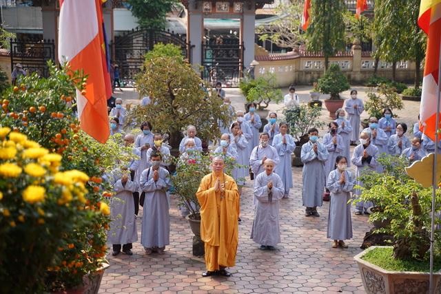 Phật tử tham dự đứng giãn cách ở sân trước chánh điện - Ảnh: Phật giáo Huế Phật tử tham dự đứng giãn cách ở sân trước chánh điện - Ảnh: Phật giáo Huế