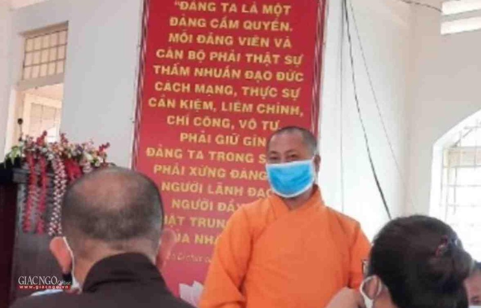 Dư luận bức xúc tại sao một trường hợp làm giả giấy tờ, giả dạng tu sĩ như ông Nguyễn Minh Phúc lại tồn tại nhiều năm qua mà chưa bị xử lý (ảnh: ông Nguyễn Minh Phúc tại một cuộc họp của các cơ quan chức năng địa phương, có sự tham dự của Ban Trị sự GHPGVN huyện Củ Chi)