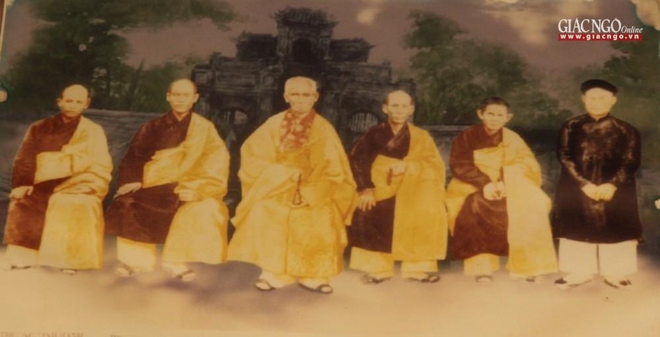 Cùng với chư vị cao Tăng và cư sĩ Tâm Minh Lê Đình Thám Cùng với chư vị cao Tăng và cư sĩ Tâm Minh Lê Đình Thám