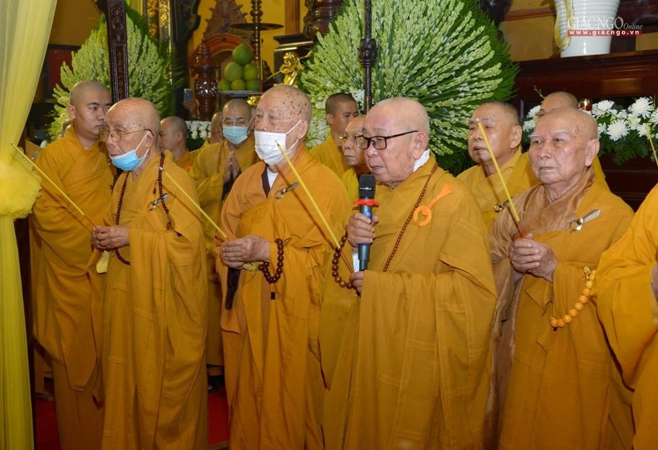 Chư vị giáo phẩm chứng minh niêm hương cầu nguyện Chư vị giáo phẩm chứng minh niêm hương cầu nguyện