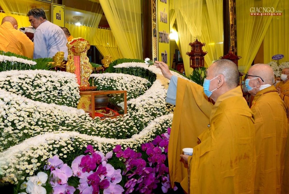 Chư tôn đức cử hành nghi lễ nhập quan Chư tôn đức cử hành nghi lễ nhập quan