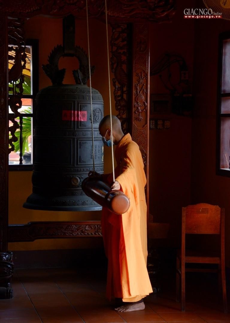 Chuông trống Bát-nhã được trỗi liên hồi Chuông trống Bát-nhã được trỗi liên hồi