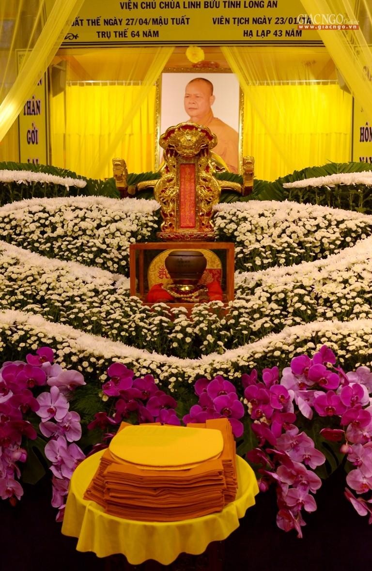 Di ảnh, long vị và bát nhang Hòa thượng tân viên tịch Di ảnh, long vị và bát nhang Hòa thượng tân viên tịch