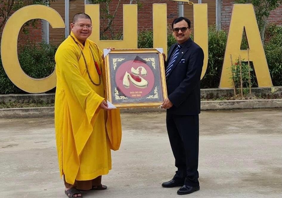 Đại đức Thích Hải Chơn trao quà lưu niệm tới Phó Đại sứ quán Ấn Độ Subhash P. Gupta