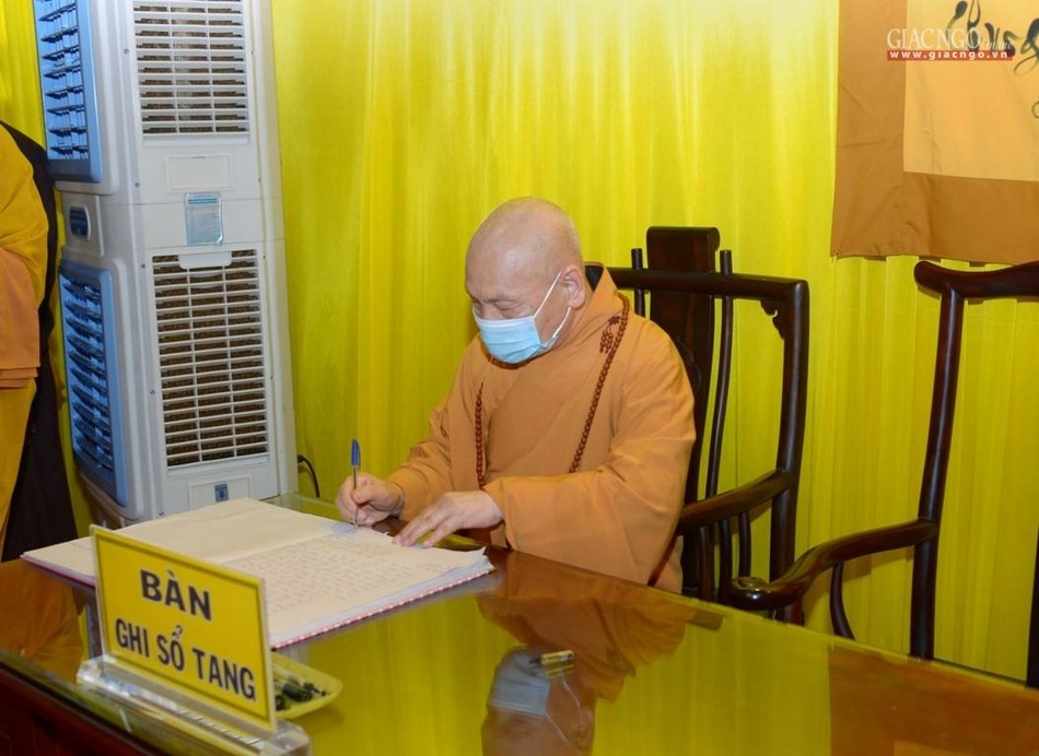 Hòa thượng Chủ tịch Hội đồng Trị sự ghi sổ tang lưu niệm Hòa thượng Chủ tịch Hội đồng Trị sự ghi sổ tang lưu niệm