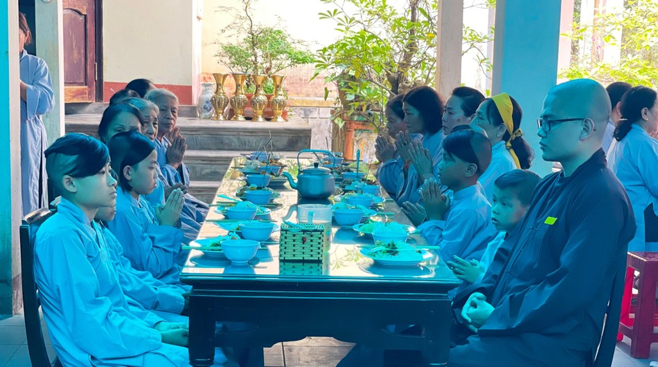 Phật tử cùng Tăng chúng nội tự trong đạo tình thân thương Phật tử cùng Tăng chúng nội tự trong đạo tình thân thương