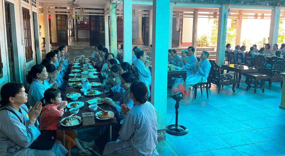 Phật tử cùng tham dự dao động từ 150-200 vị Phật tử cùng tham dự dao động từ 150-200 vị