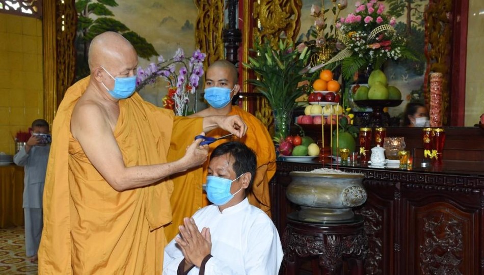 Làm lễ xuống tóc cho các tịnh nhơn