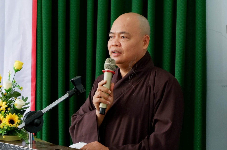 Thượng tọa Thích Thanh Phong chia sẻ tại buổi trao tặng Thượng tọa Thích Thanh Phong chia sẻ tại buổi trao tặng