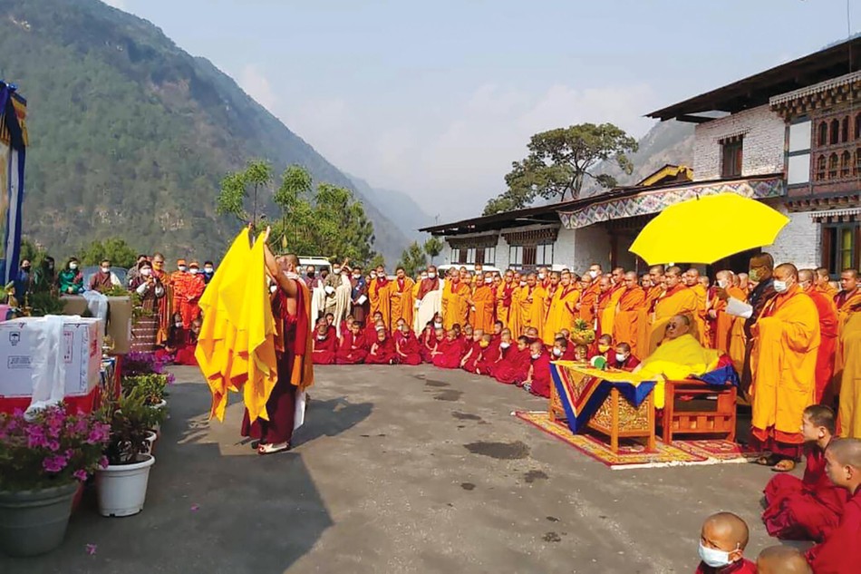 Chư Tăng làm lễ cầu nguyện trước khi lô vắc-xin đầu tiên được phân phối và tiêm cho người dân Chư Tăng làm lễ cầu nguyện trước khi lô vắc-xin đầu tiên được phân phối và tiêm cho người dân