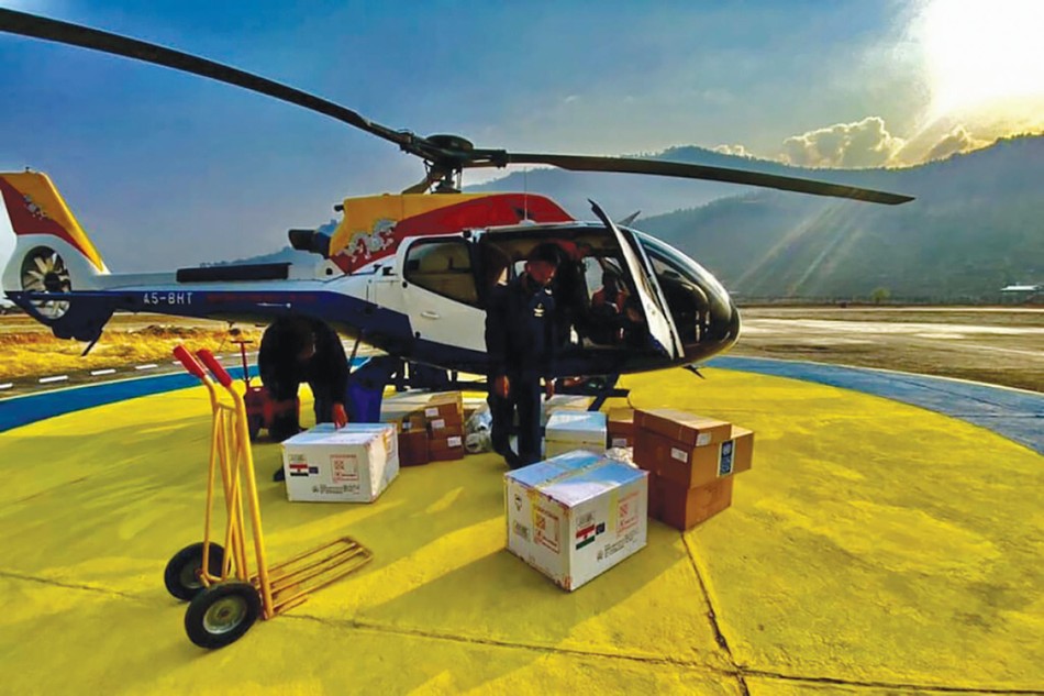 Có những nơi hẻo lánh, trực thăng phải đảm nhận việc vận chuyển vắc-xin Có những nơi hẻo lánh, trực thăng phải đảm nhận việc vận chuyển vắc-xin