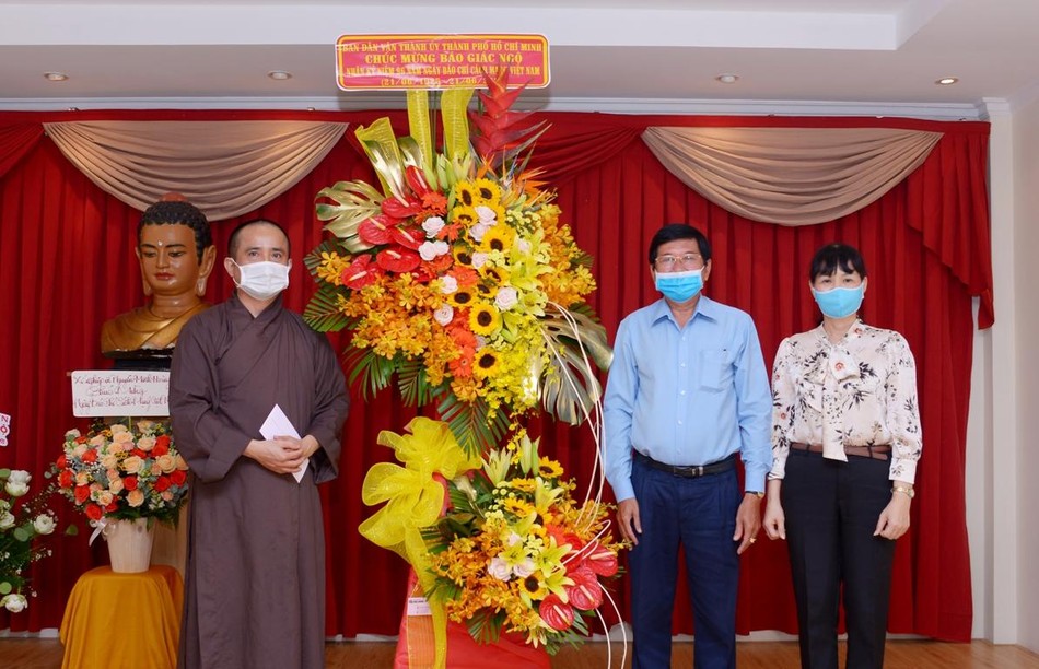 Tặng hoa chúc mừng Ngày Báo chí Cách mạng Việt Nam - Ảnh: Bảo Toàn Tặng hoa chúc mừng Ngày Báo chí Cách mạng Việt Nam - Ảnh: Bảo Toàn