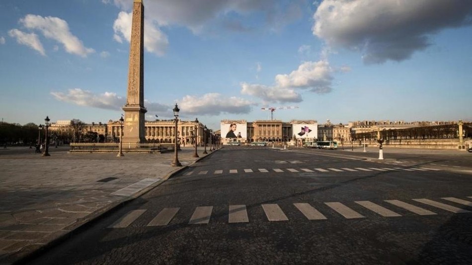 Quảng trường Concorde, Paris, Pháp không một bóng người trong dịch Corona - Ảnh: Joel Saget/AFP