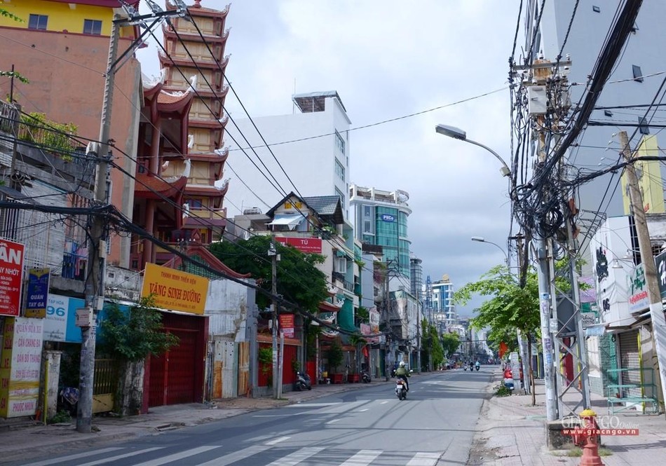 Đoạn đường Trần Huy Liệu vắng vẻ không như mọi ngày, dù nắng đã lên cao Đoạn đường Trần Huy Liệu vắng vẻ không như mọi ngày, dù nắng đã lên cao