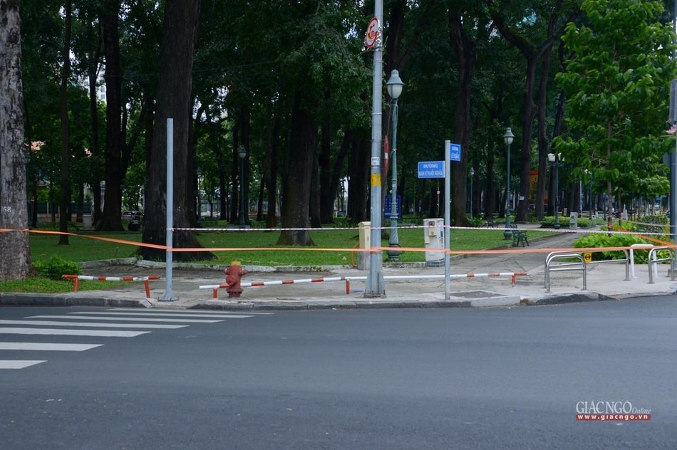 Các nơi công cộng cũng được giăng dây giới hạn sinh hoạt Các nơi công cộng cũng được giăng dây giới hạn sinh hoạt