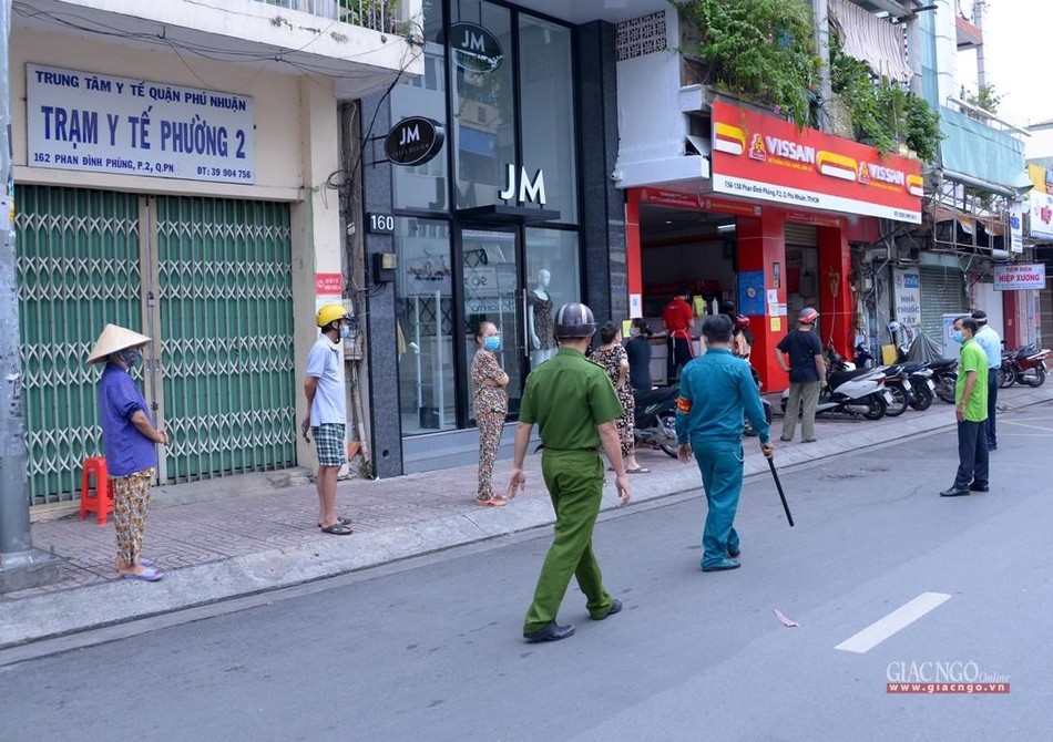 Người dân đến một điểm siêu thị mua nhu yếu phẩm thực hiện giãn cách Người dân đến một điểm siêu thị mua nhu yếu phẩm thực hiện giãn cách