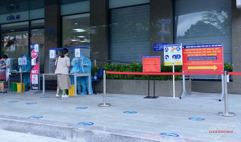 Được hướng dẫn khai báo y tế và giãn cách từ bên ngoài Được hướng dẫn khai báo y tế và giãn cách từ bên ngoài