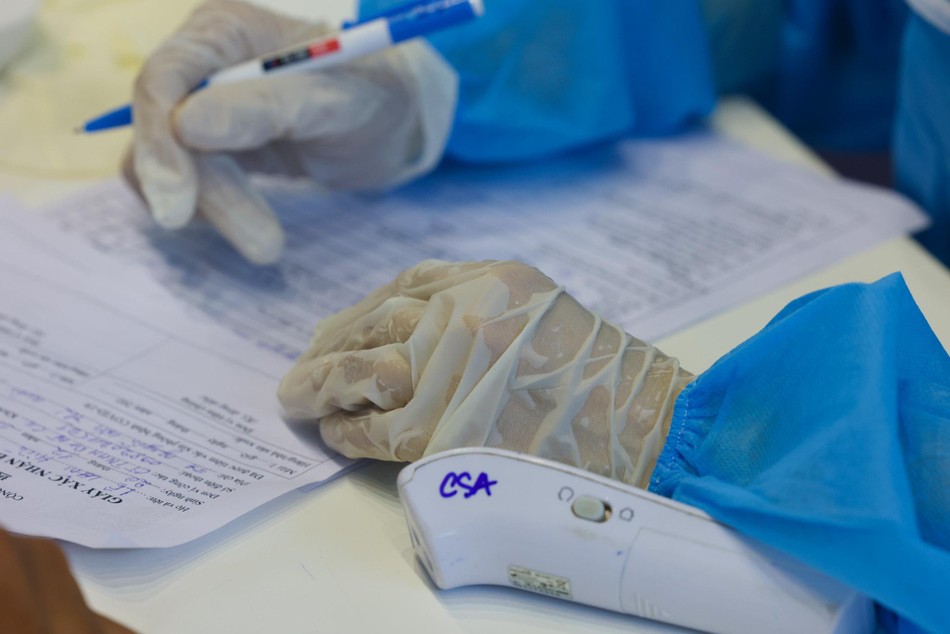 Những đôi tay lặn ngụp ngợp thở trong mồ hôi...