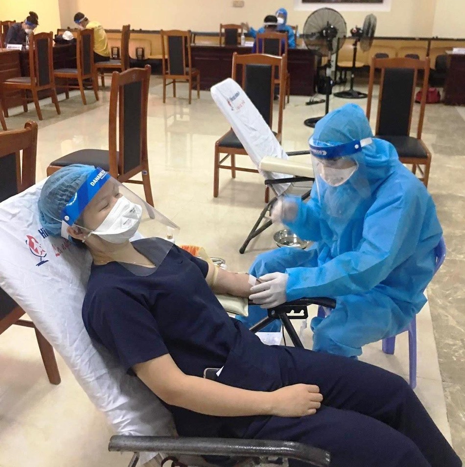 Các tình nguyện viên Gia đình Phật tử Đà Nẵng tham gia hiến máu