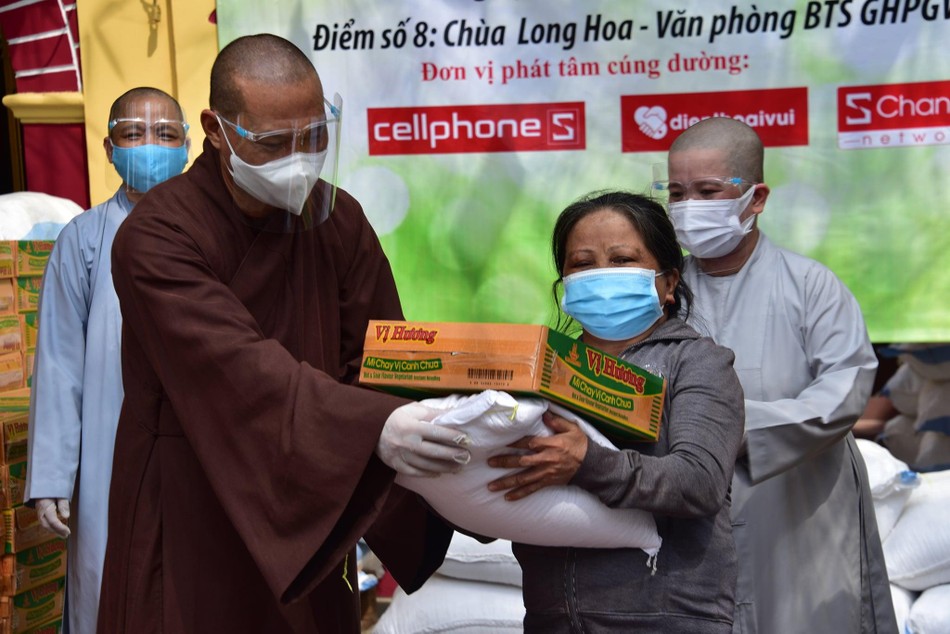 Trao quà đến bà con trong lúc khó khăn Trao quà đến bà con trong lúc khó khăn