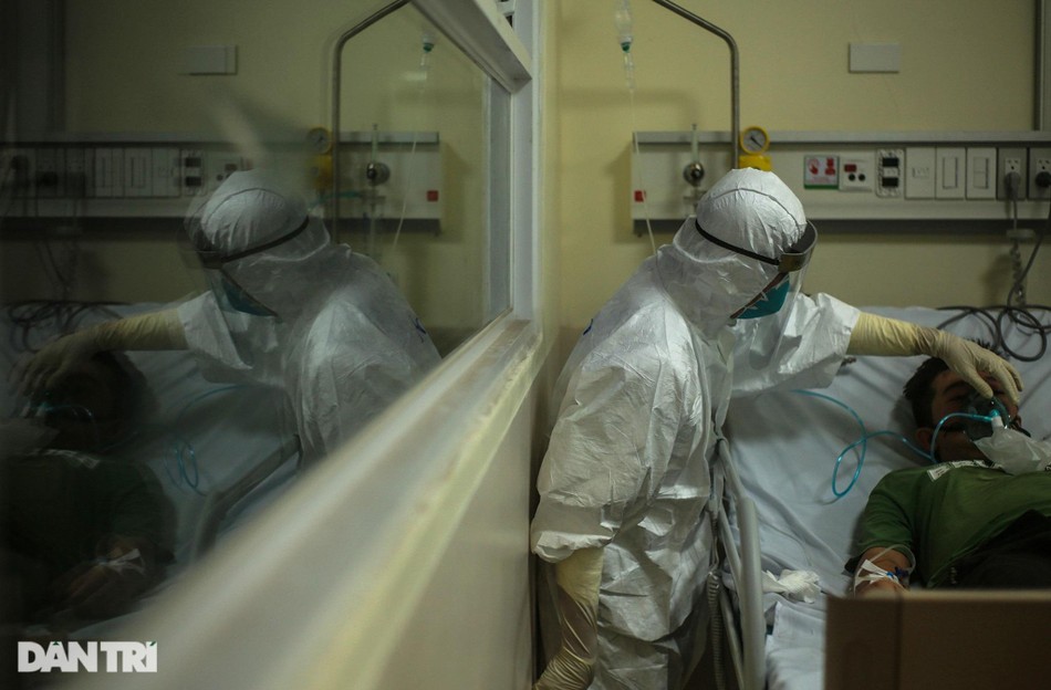 "Nhiều bệnh nhân sau khi hôn mê và phải thở máy, đến lúc tỉnh dậy nhiều người bật khóc khi nghĩ về cơ hội sống của mình. Chúng tôi dù thức trắng đêm, mệt mỏi nhưng chỉ cần giành giật được mạng sống cho người bệnh là lại có động lực tiếp tục chiến đấu. Tuy nhiên, nhiều khi cũng cảm thấy bất lực, vì nhiều trường hợp bệnh nền quá nặng, tuổi già sức yếu cùng với việc mắc Covid-19, chúng tôi không thể đưa họ vượt qua cửa tử được", bác sĩ Linh ngậm ngùi chia sẻ. "Nhiều bệnh nhân sau khi hôn mê và phải thở máy, đến lúc tỉnh dậy nhiều người bật khóc khi nghĩ về cơ hội sống của mình. Chúng tôi dù thức trắng đêm, mệt mỏi nhưng chỉ cần giành giật được mạng sống cho người bệnh là lại có động lực tiếp tục chiến đấu. Tuy nhiên, nhiều khi cũng cảm thấy bất lực, vì nhiều trường hợp bệnh nền quá nặng, tuổi già sức yếu cùng với việc mắc Covid-19, chúng tôi không thể đưa họ vượt qua cửa tử được", bác sĩ Linh ngậm ngùi chia sẻ.
