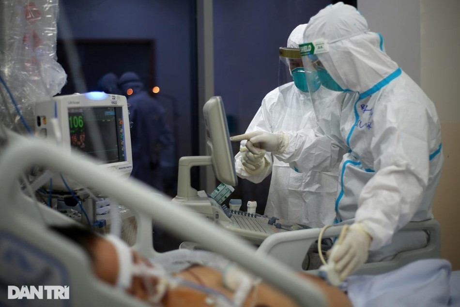 Gần 0 giờ sáng, tiếng máy thở kêu liên hồi, một bệnh nhân chuyển biến xấu, các y bác sĩ gấp gáp tới phòng bệnh kiểm tra ngay. Không khí căng thẳng lại bao trùm căn phòng đầy máy móc y tế. Gần 0 giờ sáng, tiếng máy thở kêu liên hồi, một bệnh nhân chuyển biến xấu, các y bác sĩ gấp gáp tới phòng bệnh kiểm tra ngay. Không khí căng thẳng lại bao trùm căn phòng đầy máy móc y tế.