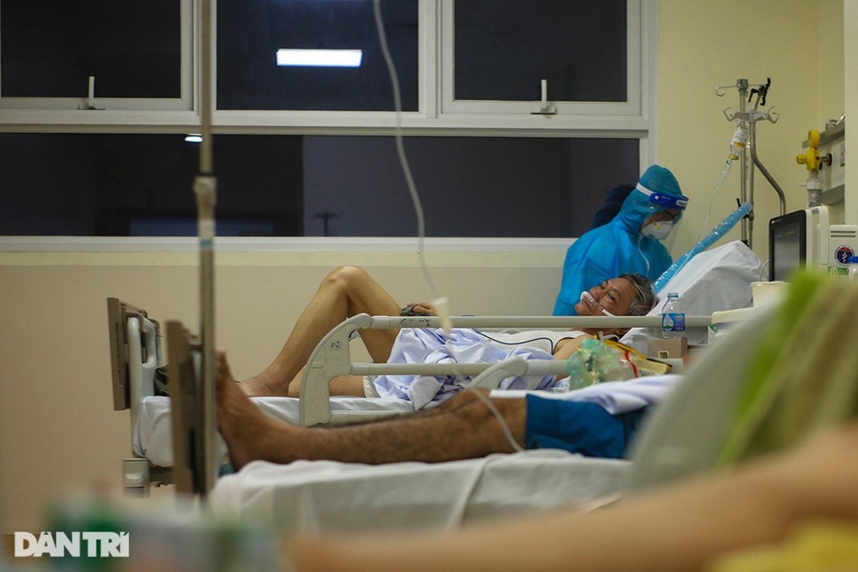 Các nhân viên y tế tại đây cho biết, một tuần nay họ làm việc liên tục nhiều giờ liền, có khi chỉ ngủ 4 tiếng một ngày hoặc ít hơn nếu có những trường hợp khẩn cấp. Trừ những trường hợp cần cấp cứu ngay, thì cần nhiều nhân viên y tế, nhưng một số trường hợp đã ổn định thì một nhân viên y tế sẽ phụ trách theo dõi 3-4 bệnh nhân mỗi đêm. Các nhân viên y tế tại đây cho biết, một tuần nay họ làm việc liên tục nhiều giờ liền, có khi chỉ ngủ 4 tiếng một ngày hoặc ít hơn nếu có những trường hợp khẩn cấp. Trừ những trường hợp cần cấp cứu ngay, thì cần nhiều nhân viên y tế, nhưng một số trường hợp đã ổn định thì một nhân viên y tế sẽ phụ trách theo dõi 3-4 bệnh nhân mỗi đêm.