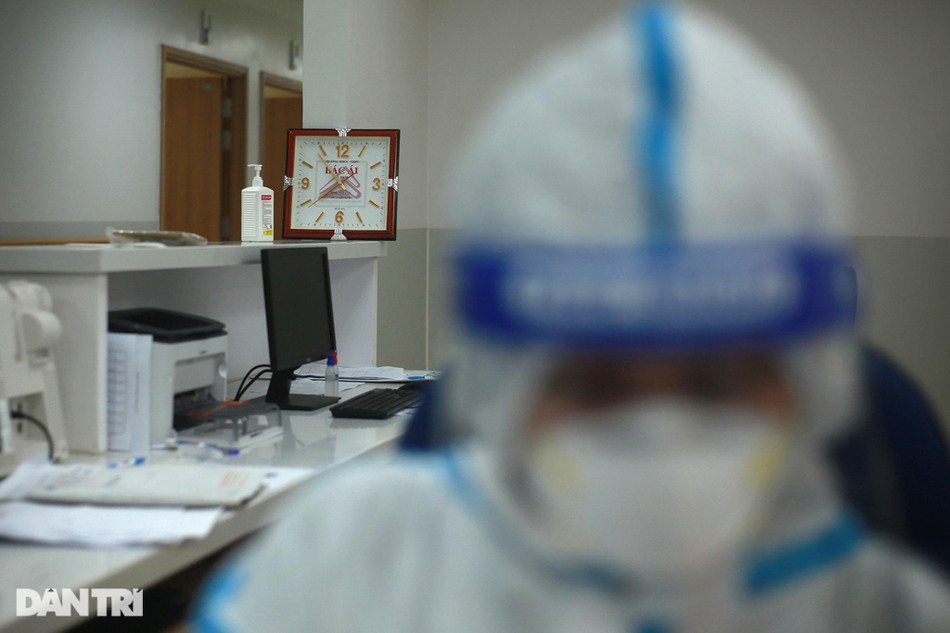 Tiếng máy thở, tiếng máy monitor kêu từng hồi đều đặn, xen kẽ trong không gian tĩnh mịch ở khu phòng điều trị Covid-19. Các y bác sĩ đang kiểm tra lại lần cuối những bệnh nhân nguy kịch để chuẩn bị cho ê-kíp tiếp theo vào thay ca sau 7 tiếng làm việc liên tục. Tiếng máy thở, tiếng máy monitor kêu từng hồi đều đặn, xen kẽ trong không gian tĩnh mịch ở khu phòng điều trị Covid-19. Các y bác sĩ đang kiểm tra lại lần cuối những bệnh nhân nguy kịch để chuẩn bị cho ê-kíp tiếp theo vào thay ca sau 7 tiếng làm việc liên tục.