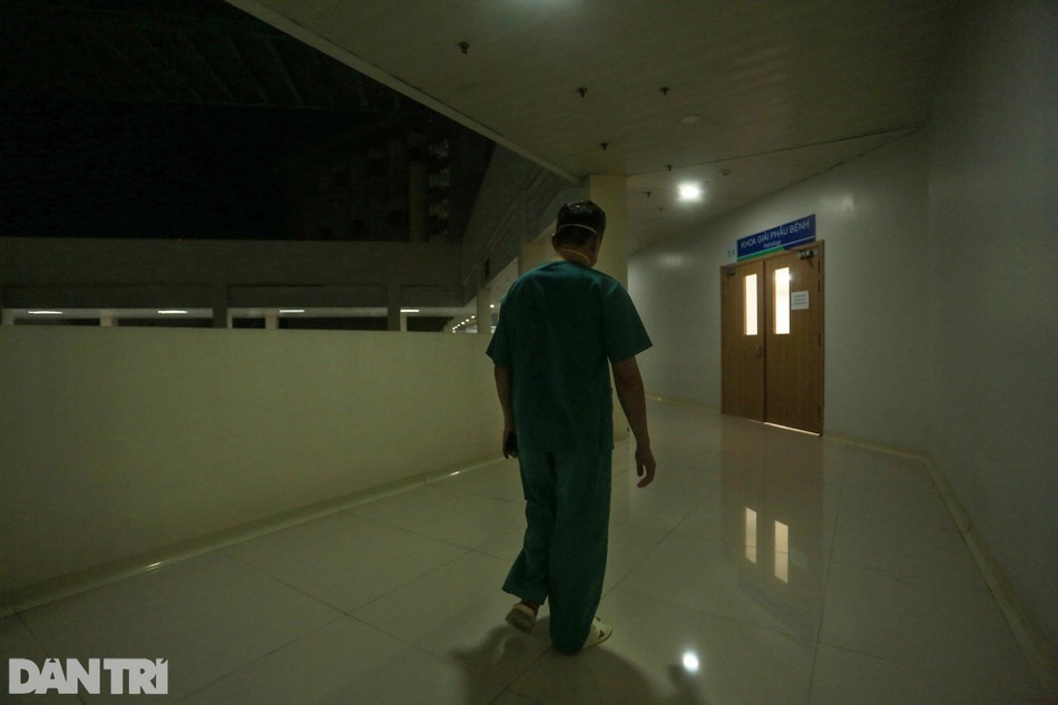 Kết thúc một ca làm việc căng thẳng, bác sĩ Trần Thanh Linh, còn được gọi với cái tên bác sĩ "Linh 91" lặng lẽ bước đi dưới ánh đèn leo lắt dọc hành lang bệnh viện, ngoài trời là bóng đêm bao trùm. Kết thúc một ca làm việc căng thẳng, bác sĩ Trần Thanh Linh, còn được gọi với cái tên bác sĩ "Linh 91" lặng lẽ bước đi dưới ánh đèn leo lắt dọc hành lang bệnh viện, ngoài trời là bóng đêm bao trùm.