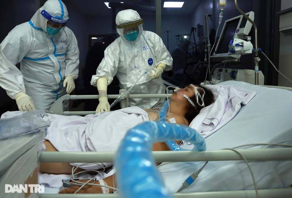 "Trường hợp này tiến triển tốt rồi, có thể tự thở, không cần phải chạy ECMO (tim phổi nhân tạo), chuẩn bị tháo ống cho bệnh nhân. Bác sĩ Huy phụ trách cho ca này lên lầu 4 giúp nha. Những người còn lại kiểm tra các bệnh nhân khác lần nữa rồi chuẩn bị thay ca cho kíp tiếp theo", bác sĩ Trần Thanh Linh - Trưởng Khoa hồi sức Bệnh viện Chợ Rẫy dặn đồng nghiệp. "Trường hợp này tiến triển tốt rồi, có thể tự thở, không cần phải chạy ECMO (tim phổi nhân tạo), chuẩn bị tháo ống cho bệnh nhân. Bác sĩ Huy phụ trách cho ca này lên lầu 4 giúp nha. Những người còn lại kiểm tra các bệnh nhân khác lần nữa rồi chuẩn bị thay ca cho kíp tiếp theo", bác sĩ Trần Thanh Linh - Trưởng Khoa hồi sức Bệnh viện Chợ Rẫy dặn đồng nghiệp.