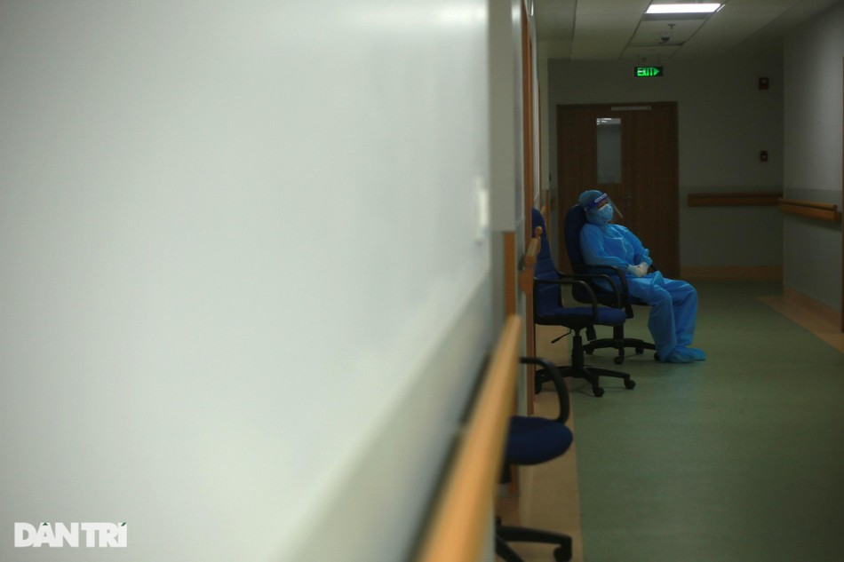 "Tôi được tăng cường vào hỗ trợ cho TPHCM khoảng một tuần nay, cũng ngần ấy thời gian tôi được sát cánh cùng các y bác sĩ của TPHCM. Những ngày qua chứng kiến tình hình dịch bệnh ở đây tôi cũng rất buồn, chỉ biết cố gắng làm việc hết sức mình, cố gắng động viên đồng nghiệp để cùng nhau vượt qua. Hy vọng dịch bệnh sẽ sớm qua đi, cuộc sống sớm trở lại bình thường", điều dưỡng Hà Thị Nhuần - đơn vị y tế TP Hải Phòng chia sẻ. Một lát sau, điều dưỡng Nhuần tạm chợp mắt nghỉ ngơi khi các bệnh nhân đã dần ổn định và ngủ say. "Tôi được tăng cường vào hỗ trợ cho TPHCM khoảng một tuần nay, cũng ngần ấy thời gian tôi được sát cánh cùng các y bác sĩ của TPHCM. Những ngày qua chứng kiến tình hình dịch bệnh ở đây tôi cũng rất buồn, chỉ biết cố gắng làm việc hết sức mình, cố gắng động viên đồng nghiệp để cùng nhau vượt qua. Hy vọng dịch bệnh sẽ sớm qua đi, cuộc sống sớm trở lại bình thường", điều dưỡng Hà Thị Nhuần - đơn vị y tế TP Hải Phòng chia sẻ. Một lát sau, điều dưỡng Nhuần tạm chợp mắt nghỉ ngơi khi các bệnh nhân đã dần ổn định và ngủ say.