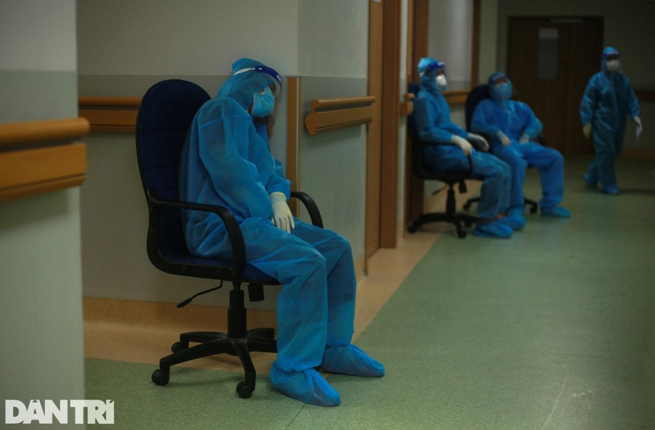 Một số nhân viên y tế khác thấm mệt sau nhiều giờ làm việc căng thẳng, dựa tạm vào tường để nghỉ ngơi trong chốc lát. Một số nhân viên y tế khác thấm mệt sau nhiều giờ làm việc căng thẳng, dựa tạm vào tường để nghỉ ngơi trong chốc lát.