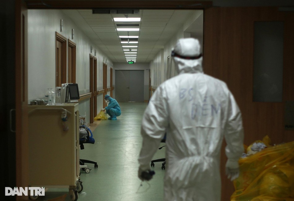 Gần về sáng, khi các bệnh nhân dần ổn định, một số nhân viên y tế chuyển sang dọn dẹp vệ sinh cho các phòng bệnh, hành lang ở khu điều trị. Gần về sáng, khi các bệnh nhân dần ổn định, một số nhân viên y tế chuyển sang dọn dẹp vệ sinh cho các phòng bệnh, hành lang ở khu điều trị.