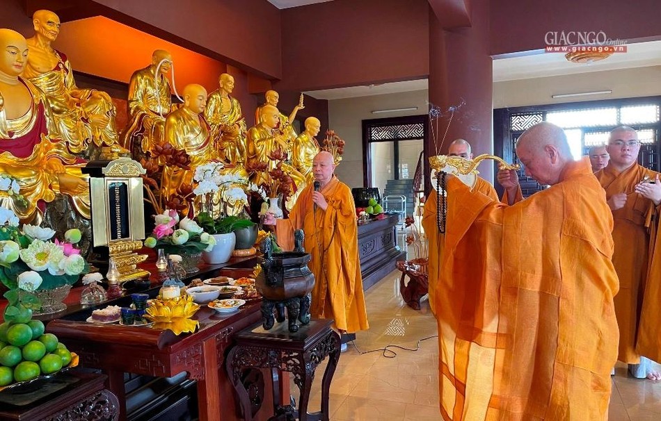 Trưởng lão Hòa thượng dâng hương cúng dường