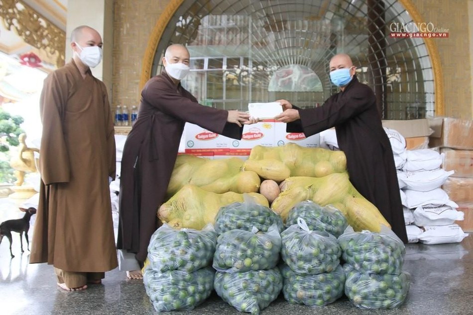 Tại điểm phân phối chùa Vạn Đức, Hòa thượng Thích Hoằng Tri tiếp nhận tịnh tài và 1,5 tấn gạo, 70 kg chanh tươi, 180 lít dầu, 5 tạ bí đỏ hỗ trợ 51 tự viện trong khu phong tỏa trên địa bàn quận Thủ Đức (cũ)