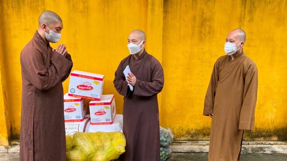 Đại đức Thích Hoằng Ninh, Trưởng ban Trị sự GHPGVN quận 7 đón nhận lời thăm hỏi của Trưởng lão Hòa thượng Trưởng ban Trị sự Thành phố