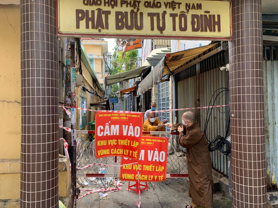 Trước tổ đình Phật Bửu, quận 3 đang phong tỏa theo quy định y tế