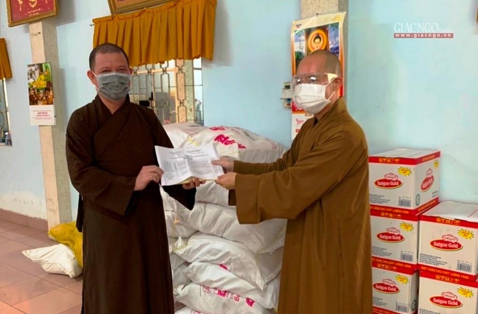 Tại chùa Thiên Minh, Văn phòng Ban Trị sự GHPGVN quận 9 (cũ), đoàn đã trao tịnh tài cùng 1,25 tấn gạo, 120 lít dầu ăn, gần 2 tạ bí đỏ để phân phối về 17 tự viện trong khu phong tỏa