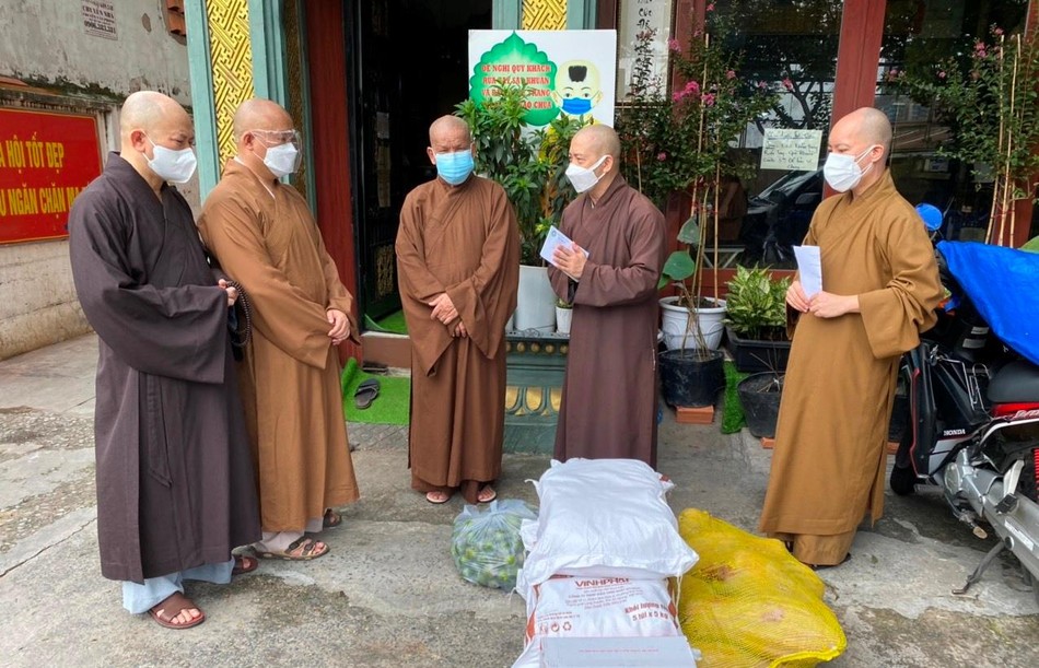 Chuyển lời thăm hỏi của Trưởng lão Hòa thượng Đệ nhất Phó Pháp chủ đến chư tôn đức Ban Trị sự GHPGVN quận 4