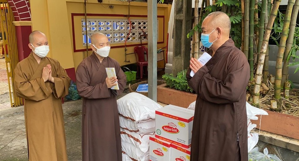 Tại chùa Long Hoa, chư tôn đức đã kính chuyển lời thăm hỏi của Hòa thượng lãnh đạo Ban Trị sự Phật giáo Thành phố