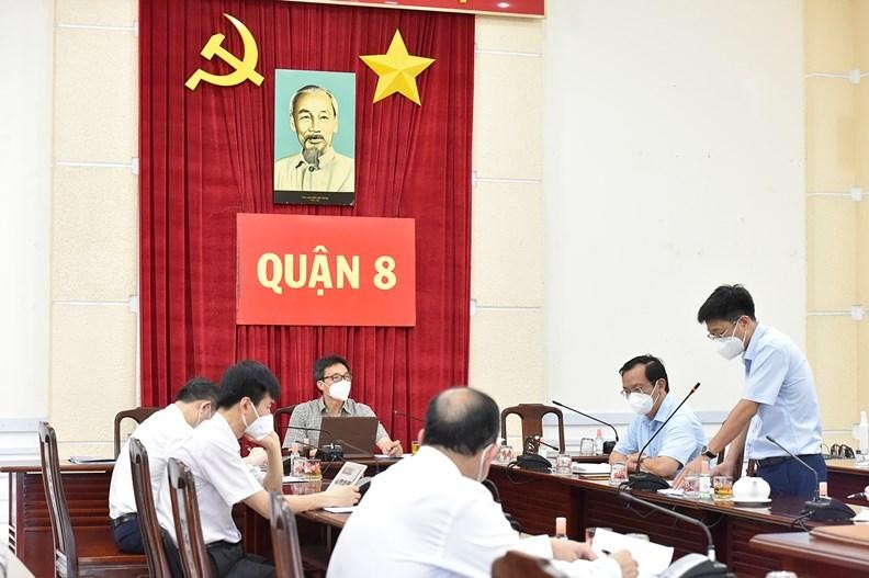 Phó Thủ tướng Vũ Đức Đam yêu cầu quận 8 phải siết lại kỷ cương, thực hiện Chỉ thị 16/CT-TTg trên toàn địa bàn, nhất là những khu, điểm phong toả. - Ảnh: VGP/Đình Nam Phó Thủ tướng Vũ Đức Đam yêu cầu quận 8 phải siết lại kỷ cương, thực hiện Chỉ thị 16/CT-TTg trên toàn địa bàn, nhất là những khu, điểm phong toả. - Ảnh: VGP/Đình Nam