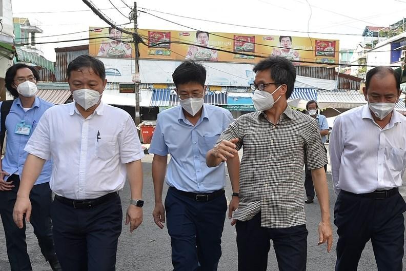 Phó Thủ tướng Vũ Đức Đam trao đổi với lãnh đạo quận 8 khi đi thị sát khu phong toả chợ Nhị Thiên Đường - Ảnh: VGP/Đình Nam Phó Thủ tướng Vũ Đức Đam trao đổi với lãnh đạo quận 8 khi đi thị sát khu phong toả chợ Nhị Thiên Đường - Ảnh: VGP/Đình Nam