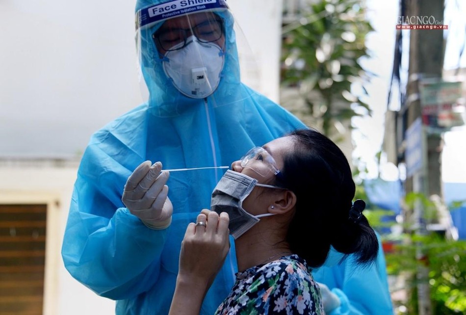 Tại khu hẻm khác trên đường Nguyễn Trọng Tuyển, nhân viên y tế đang lấy mẫu xét nghiệm cho người dân trong khu vực