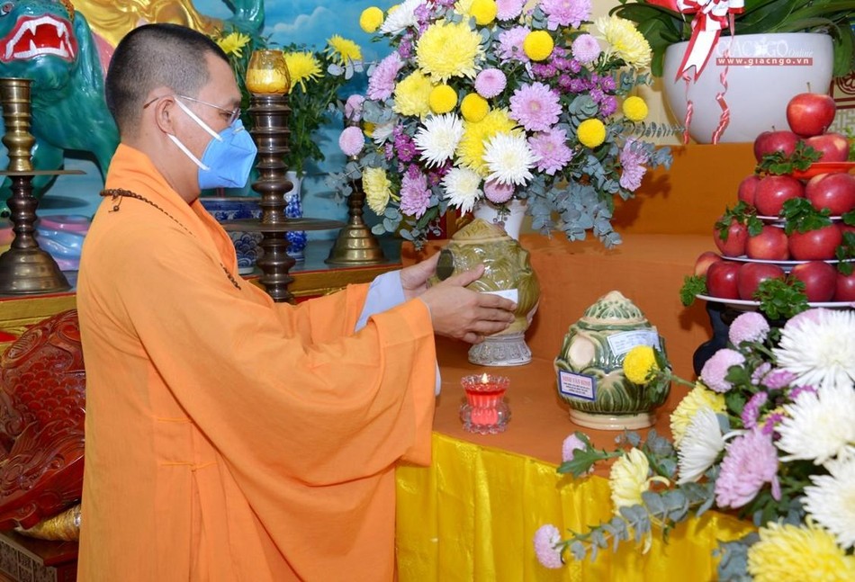 Việc an vị tro cốt vào nơi thờ do chư Tăng nội tự thực hiện - Ảnh: Bảo Toàn Việc an vị tro cốt vào nơi thờ do chư Tăng nội tự thực hiện - Ảnh: Bảo Toàn