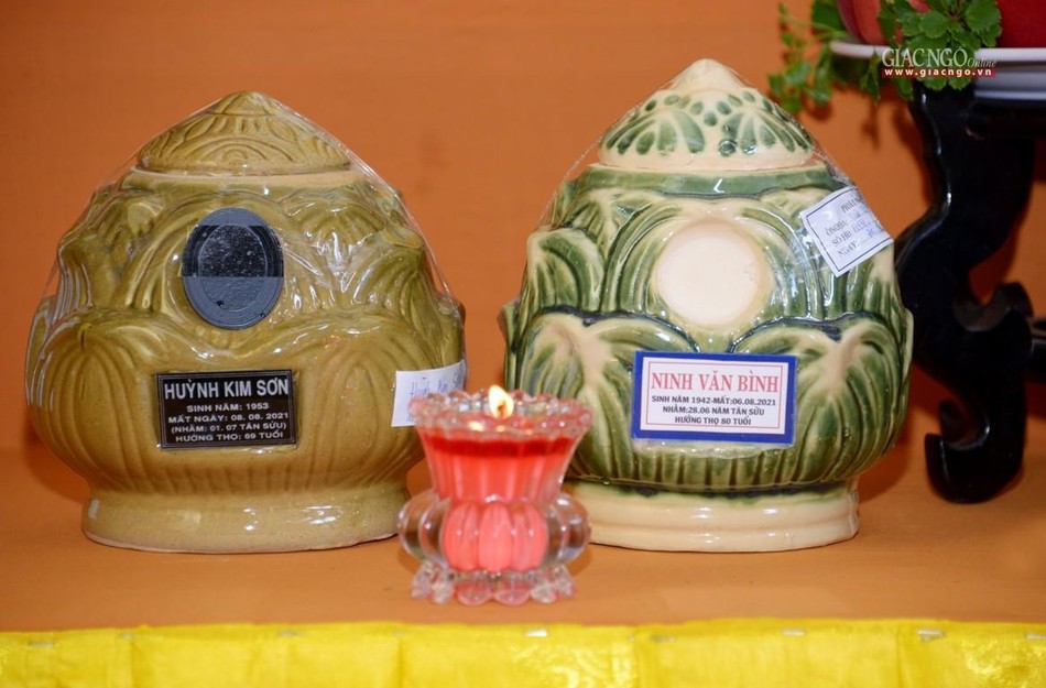 Đã có 6 người dân mang tro cốt thân nhân qua đời vì Covid-19 đến gửi thờ tạm tại chùa - Ảnh: Bảo Toàn Đã có 6 người dân mang tro cốt thân nhân qua đời vì Covid-19 đến gửi thờ tạm tại chùa - Ảnh: Bảo Toàn