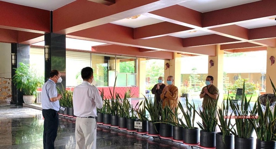 Trưởng lão Hòa thượng thăm hỏi các bác sĩ, Đội tiêm vắc-xin Bệnh viện Lê Văn Thịnh và phường An Khánh Trưởng lão Hòa thượng thăm hỏi các bác sĩ, Đội tiêm vắc-xin Bệnh viện Lê Văn Thịnh và phường An Khánh