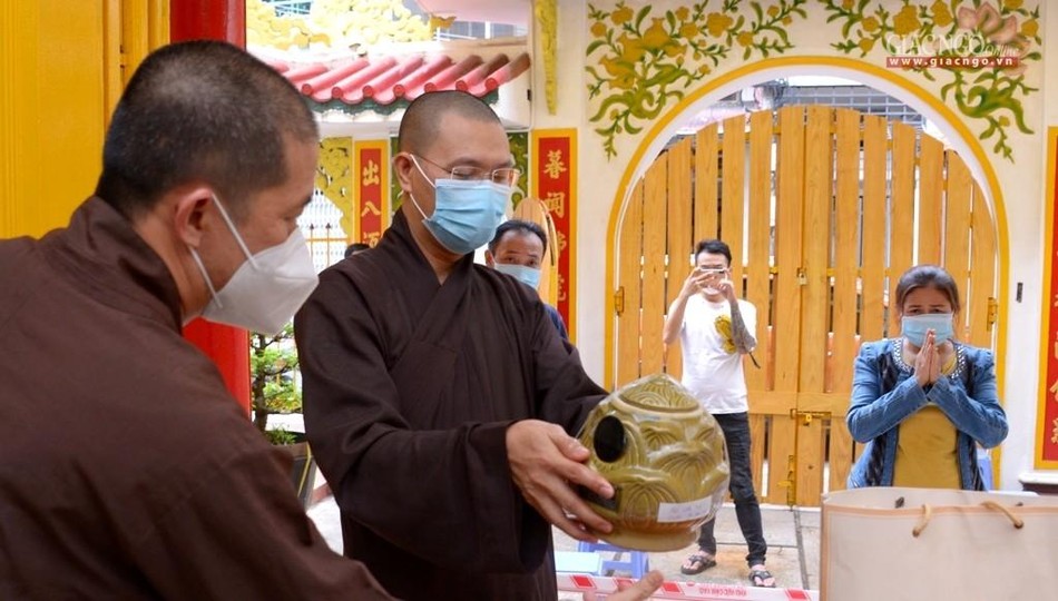 Đại đức Thích Minh Thật tiếp nhận tro cốt đồng bào đến gửi - Ảnh: Bảo Toàn Đại đức Thích Minh Thật tiếp nhận tro cốt đồng bào đến gửi - Ảnh: Bảo Toàn