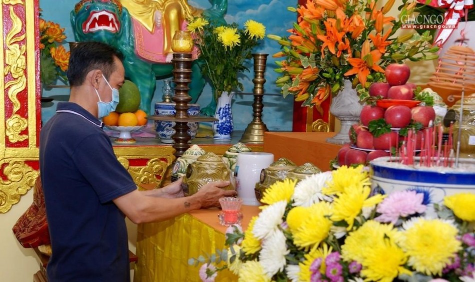 Các hũ tro cốt đồng bào qua đời vì Covid-19 được thờ trang nghiêm tại chánh điện - Ảnh: Bảo Toàn Các hũ tro cốt đồng bào qua đời vì Covid-19 được thờ trang nghiêm tại chánh điện - Ảnh: Bảo Toàn